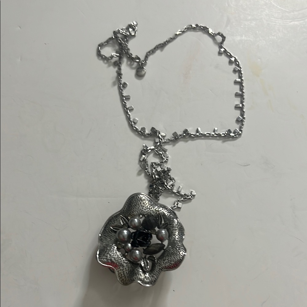 Loft Silver tone Elegant Silver Floral Necklace with pendant like a‎ flower .